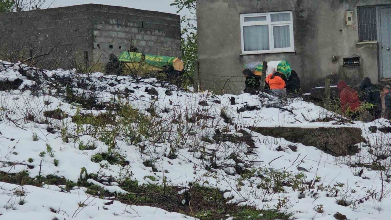 Yangında ölen minik kardeşler toprağa verildi