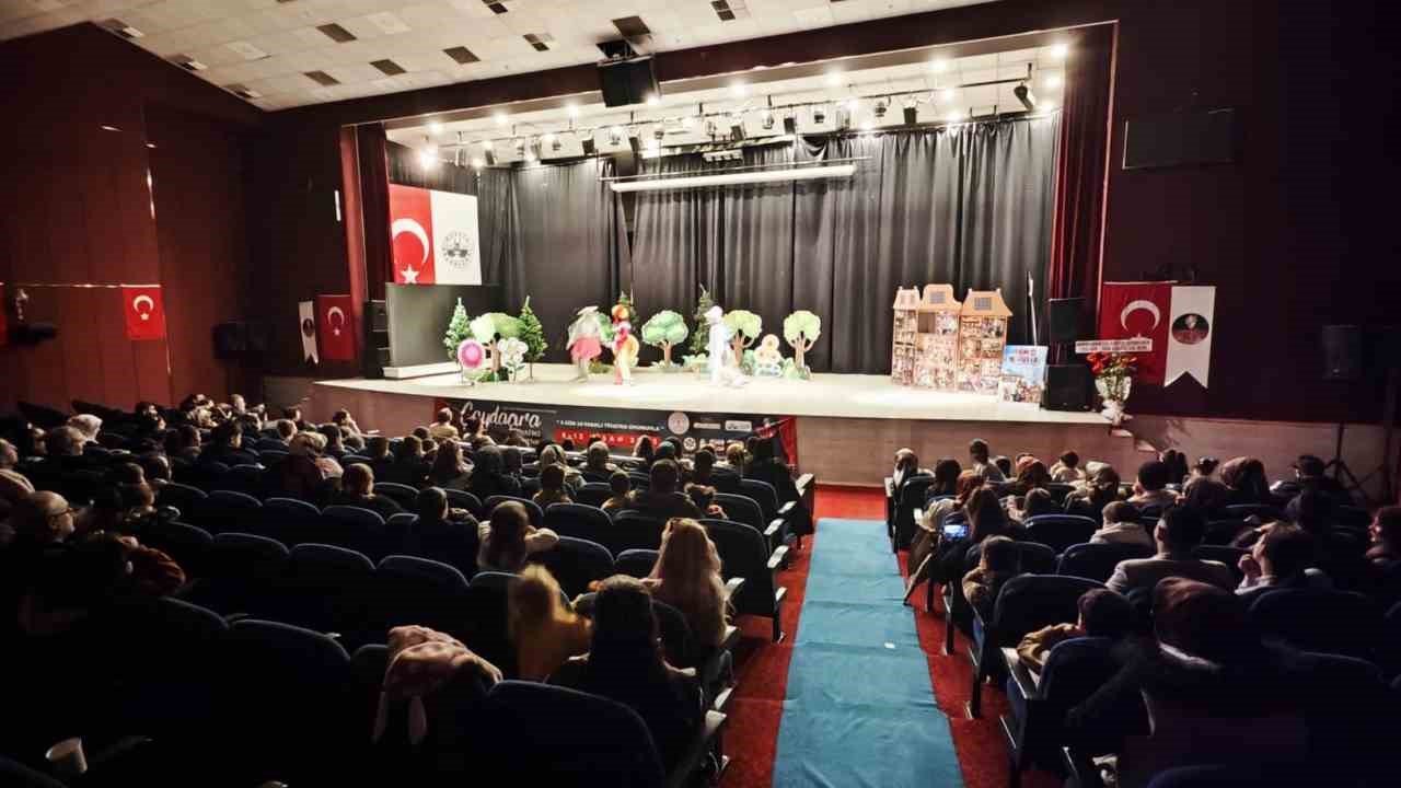 Elazığ’da tiyatro festivali yoğun ilgi gördü