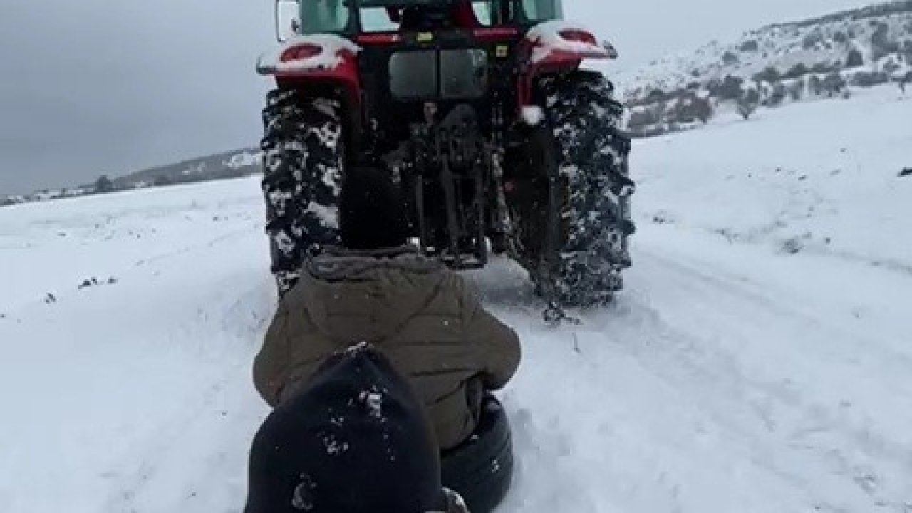 Traktöre bağladıkları lastiklerle kayak keyfi yaptılar