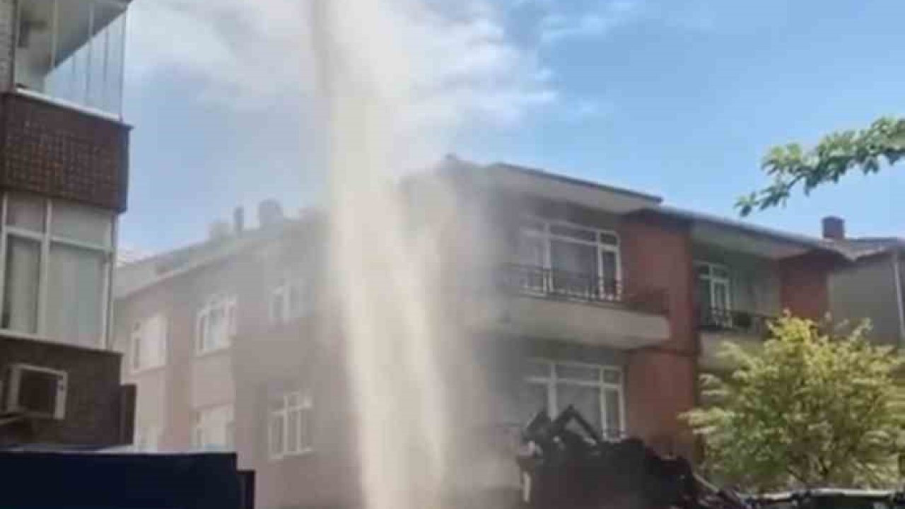 Ataşehir’de su borusu patladı, tazyikli su metrelerce havaya fışkırdı