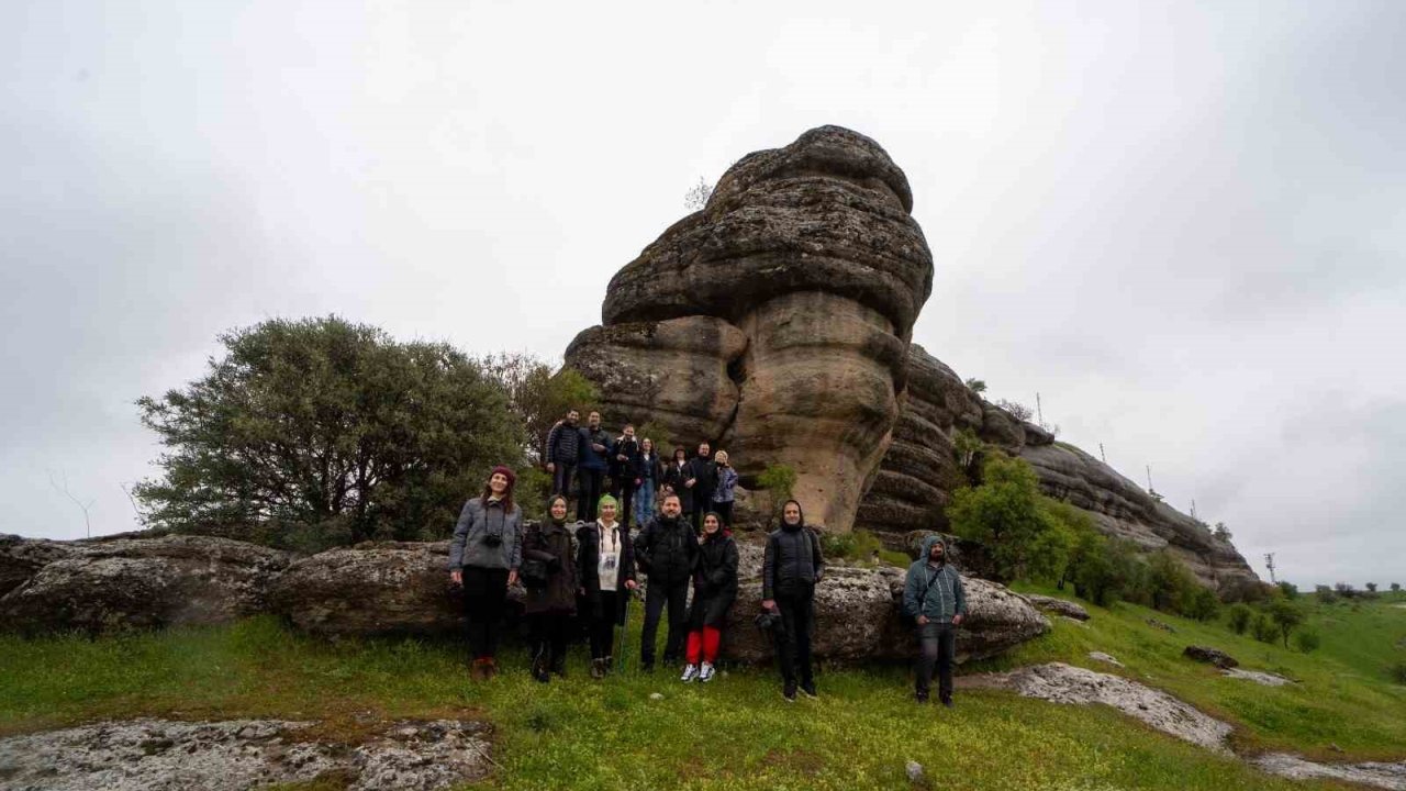 Fotoğraf severler yağmur altında Kefrun Kalesi’ni fotoğrafladı