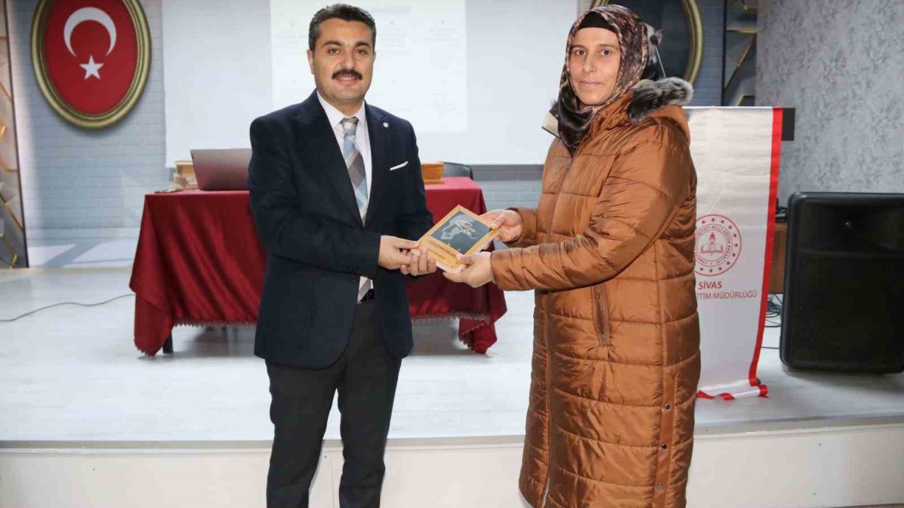 Sivas’ta veliler "Ebeveyn Okulu" kursuna katıldı