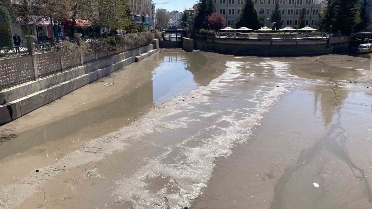 Suyu azaltılan Porsuk Çayı’nda ilginç manzara