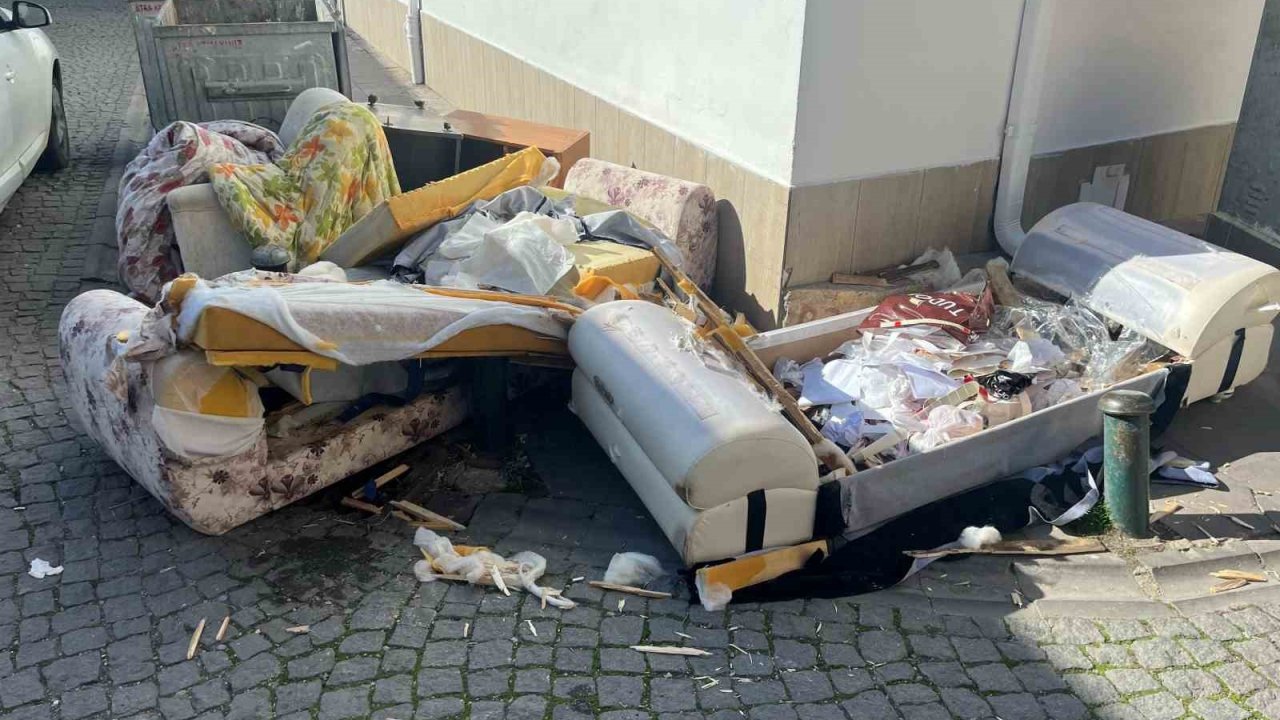 Parçalanmış atık mobilyalarla yaya geçidini kapattılar