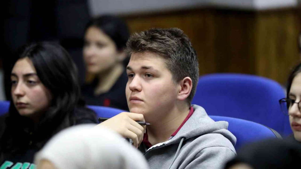 Kültür sanat etkinlikleri ‘Dünya ve Roman’ başlıklı söyleşi ile devam etti