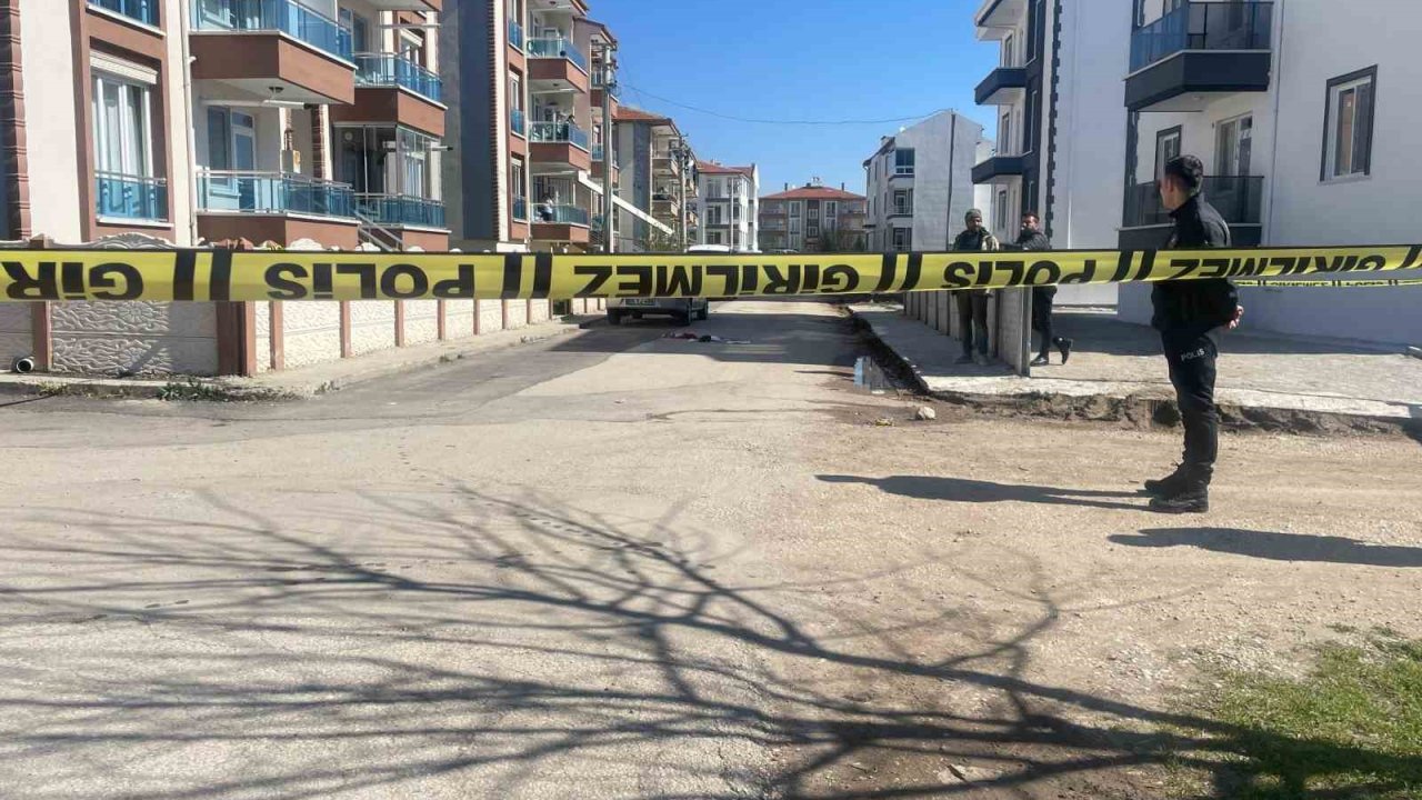 Boşanma aşamasındaki karısını sokak ortasında öldürdü