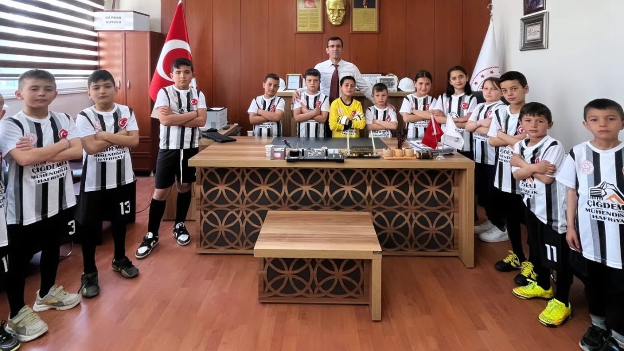 Hayırsever işadamı okul futbol takımını sevindirdi