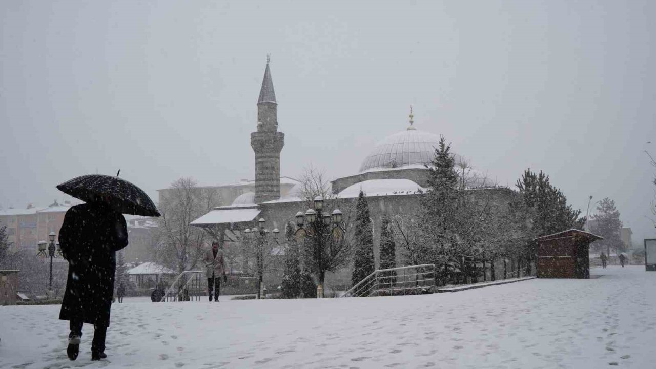 Erzurum’da kar yağışı etkili oluyor
