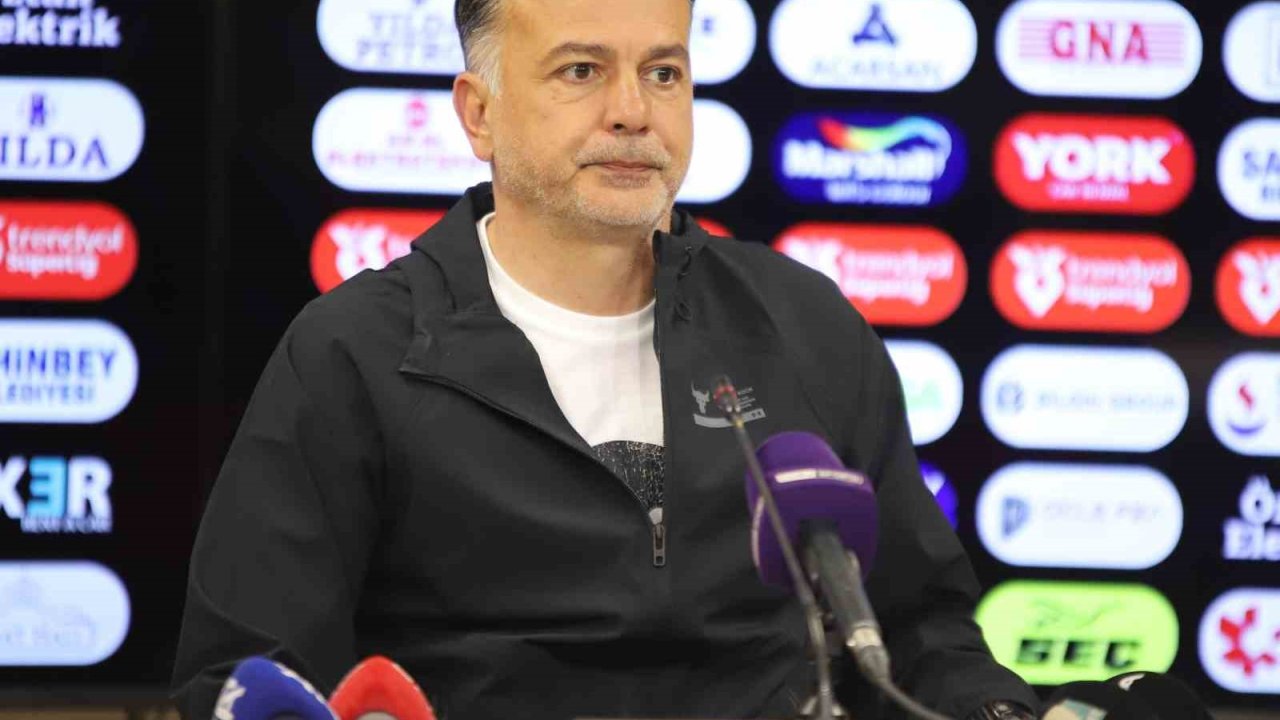 Hatayspor, Teknik Direktör Murat Şahin’in görevden ayrıldığı iddialarını yalanladı