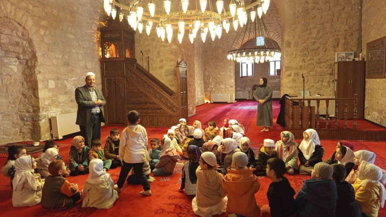 Öğrenciler tarihi Ulu Camiyi gezidi