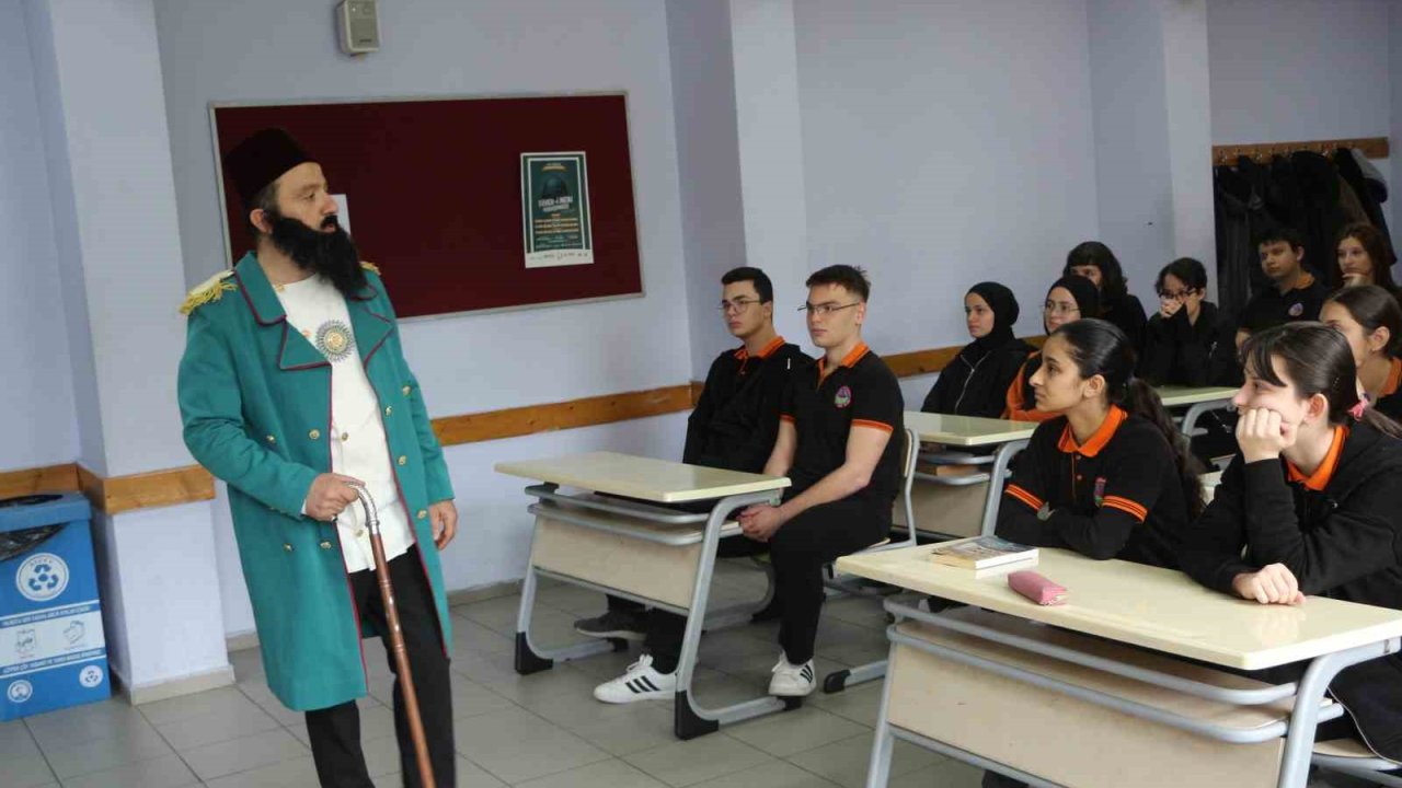 Tarihi karakterleri sınıfta öğrencileriyle buluşturuyor