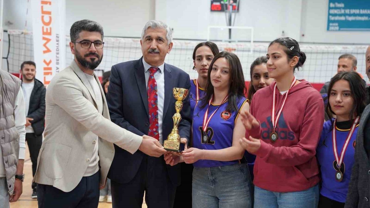 Kahta Belediyesi turnuvasında kupalar sahiplerini buldu