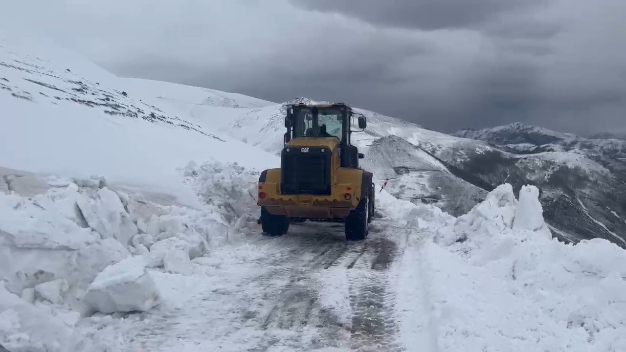 Nisan ayında geceden sabaha karla mücadele sürüyor