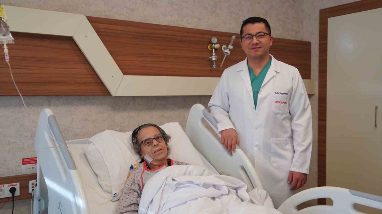 Karnındaki 23 santimetrelik kitle başarıyla çıkarıldı