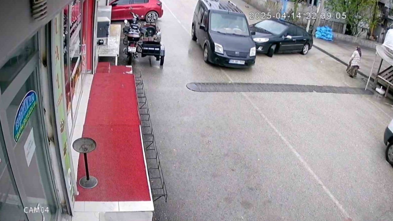 Eruh’ta maddi hasarlı kaza güvenlik kamerasına yansıdı
