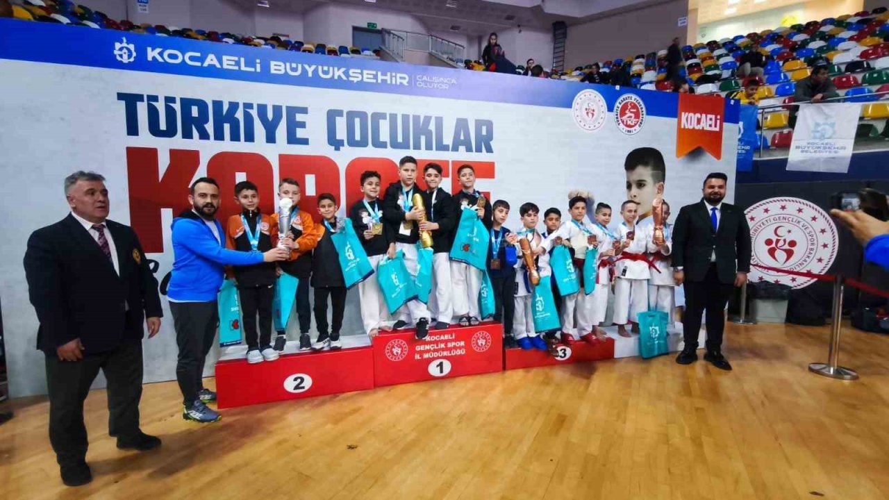 Afyonkarahisarlı minik karatecilerden büyük başarı