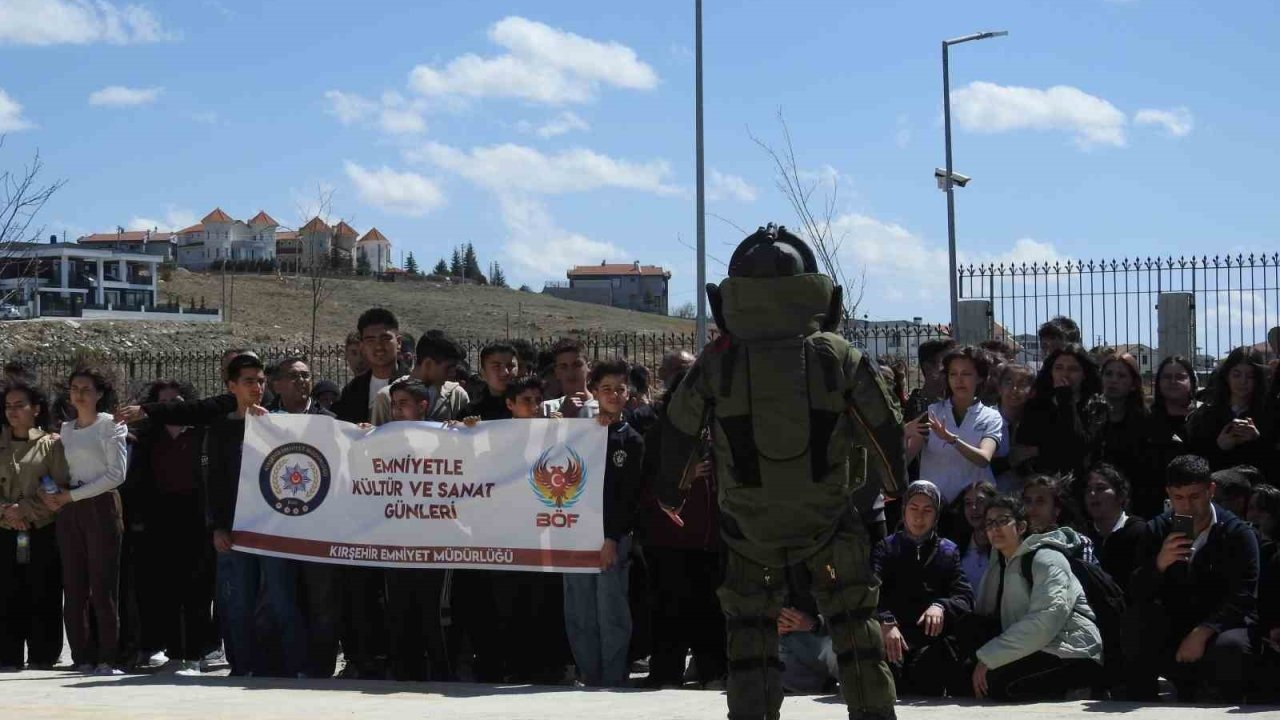 Çocuklar, polislerle bir araya geldi