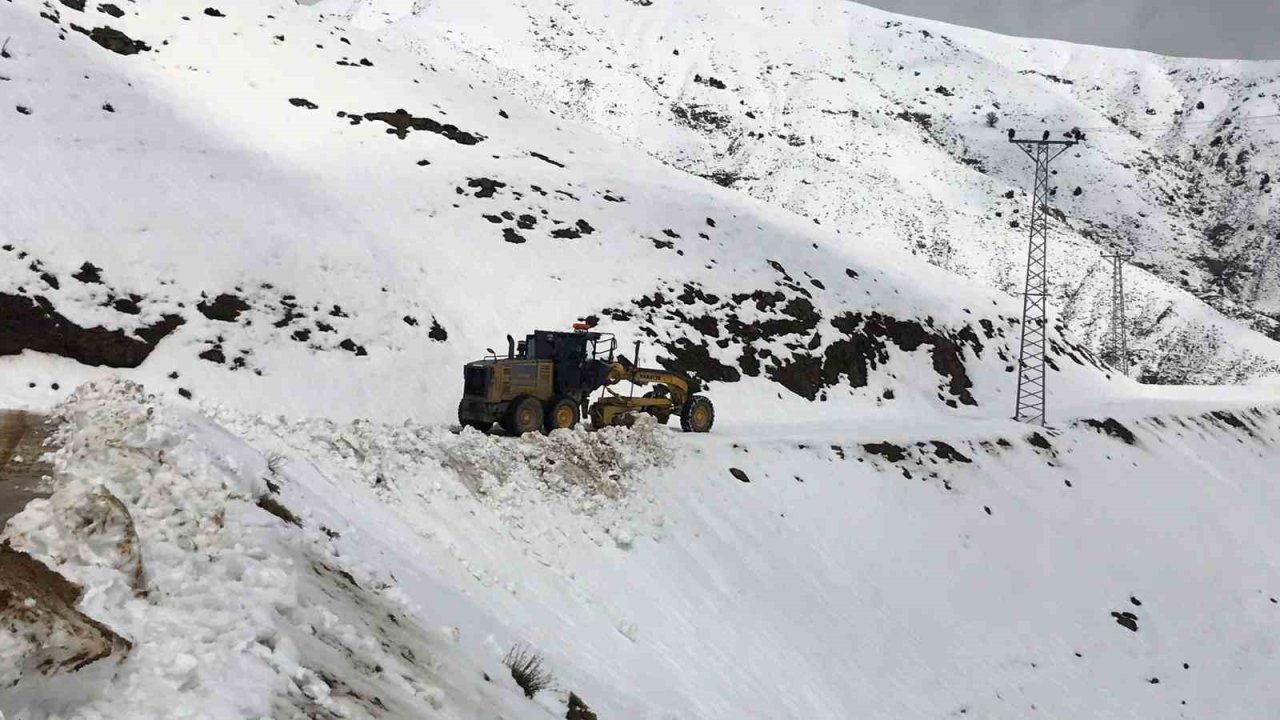 Diyarbakır’ın kırsal mahalle yollarında kar temizliği