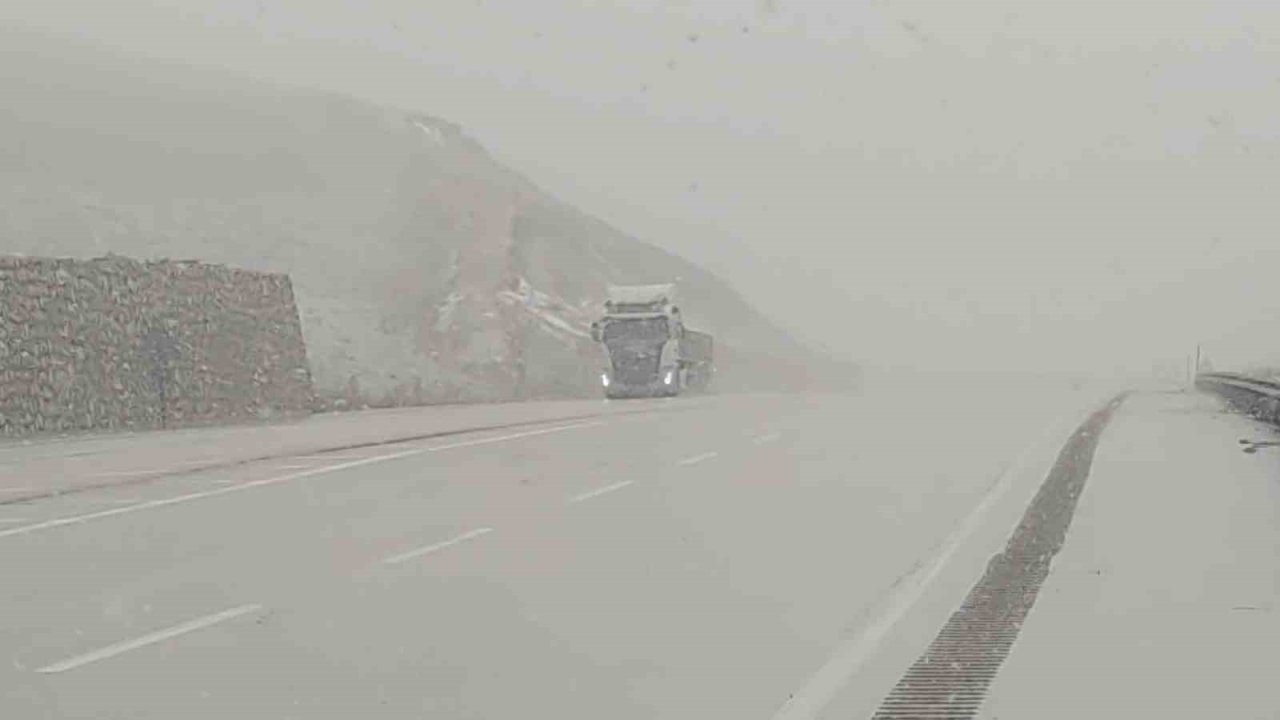 Van’da Nisan karı yağmaya devam ediyor