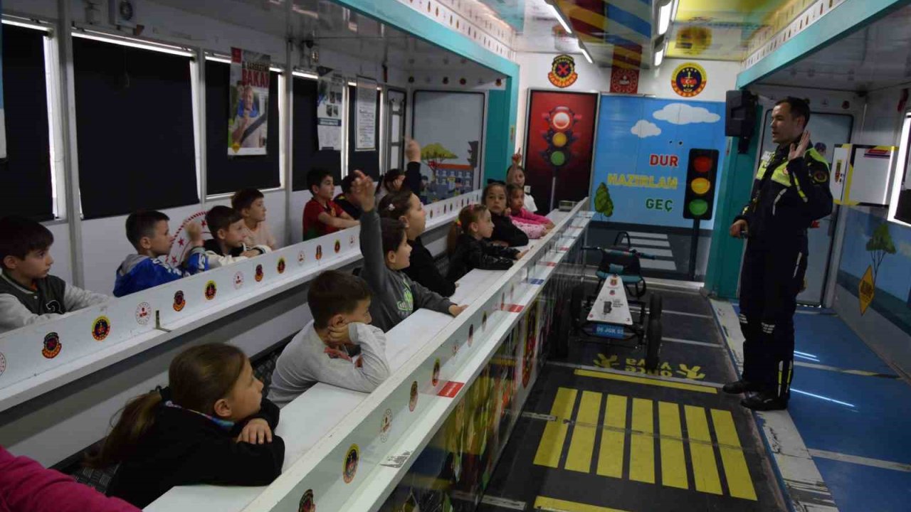 Jandarmadan çocuklara ve vatandaşlara trafik farkındalığı