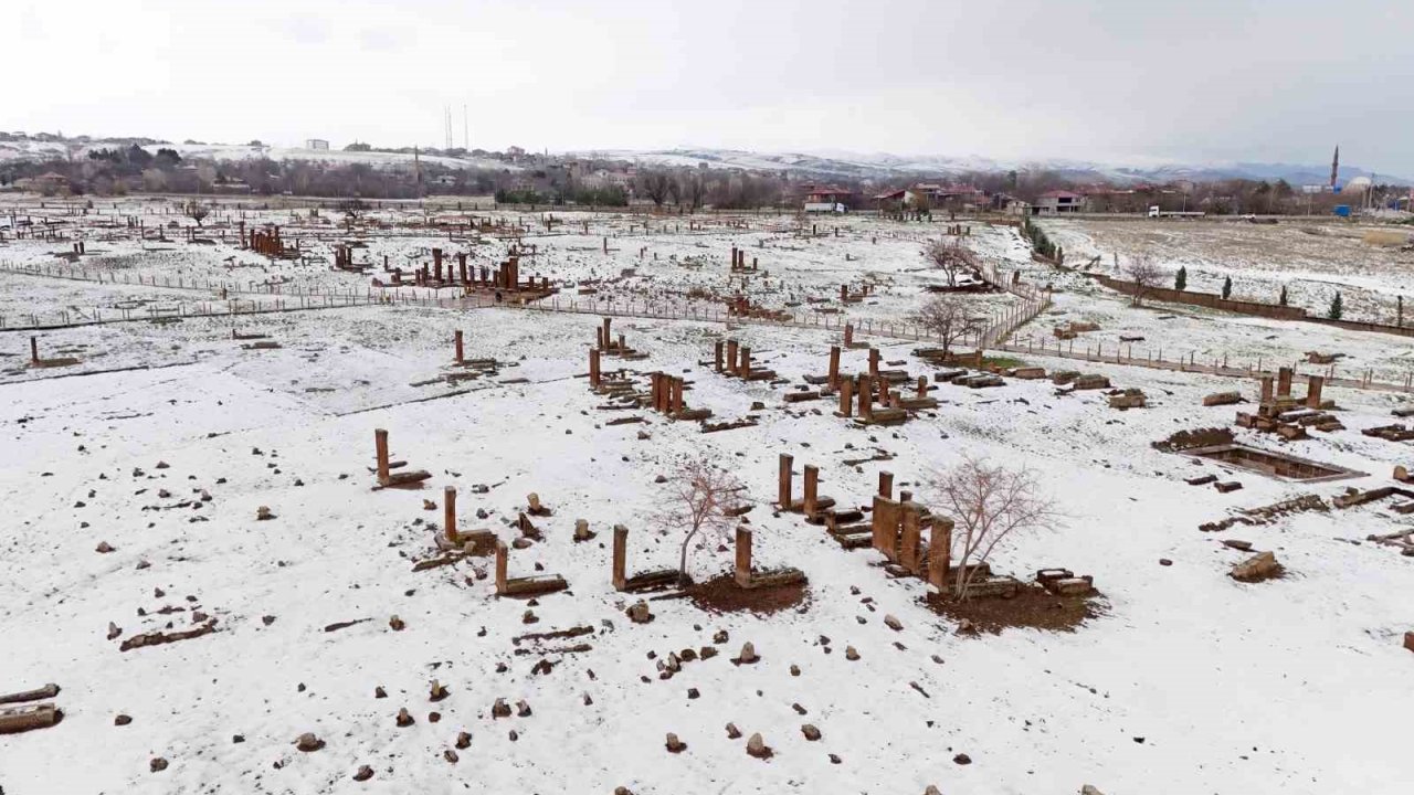 Karla bütünleşen Selçuklu Meydan Mezarlığı havadan görüntülendi