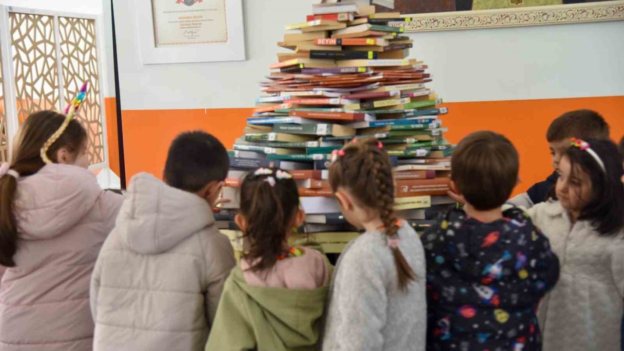 Minikler kütüphanede renkli anlar yaşadı