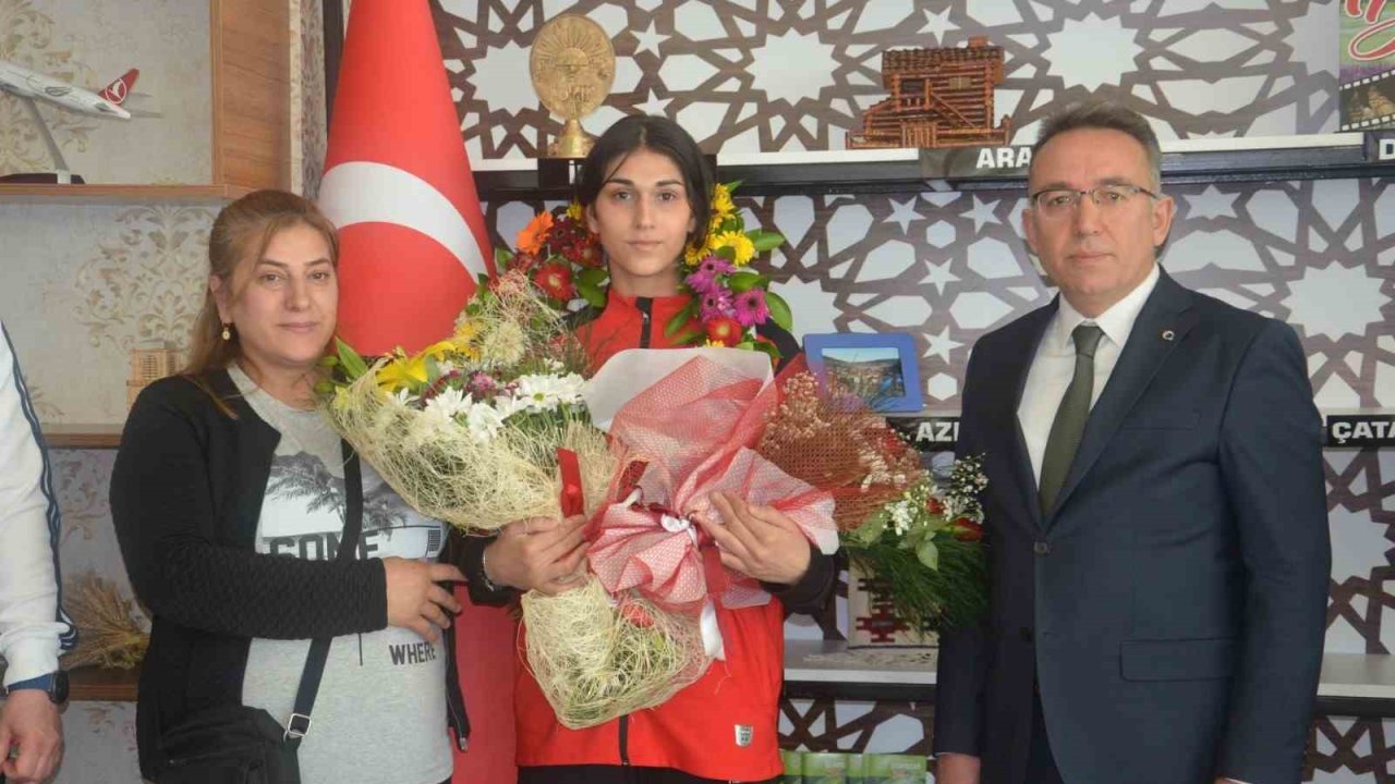 Avrupa şampiyonu olan milli sporcu memleketinde çiçeklerle karşılandı