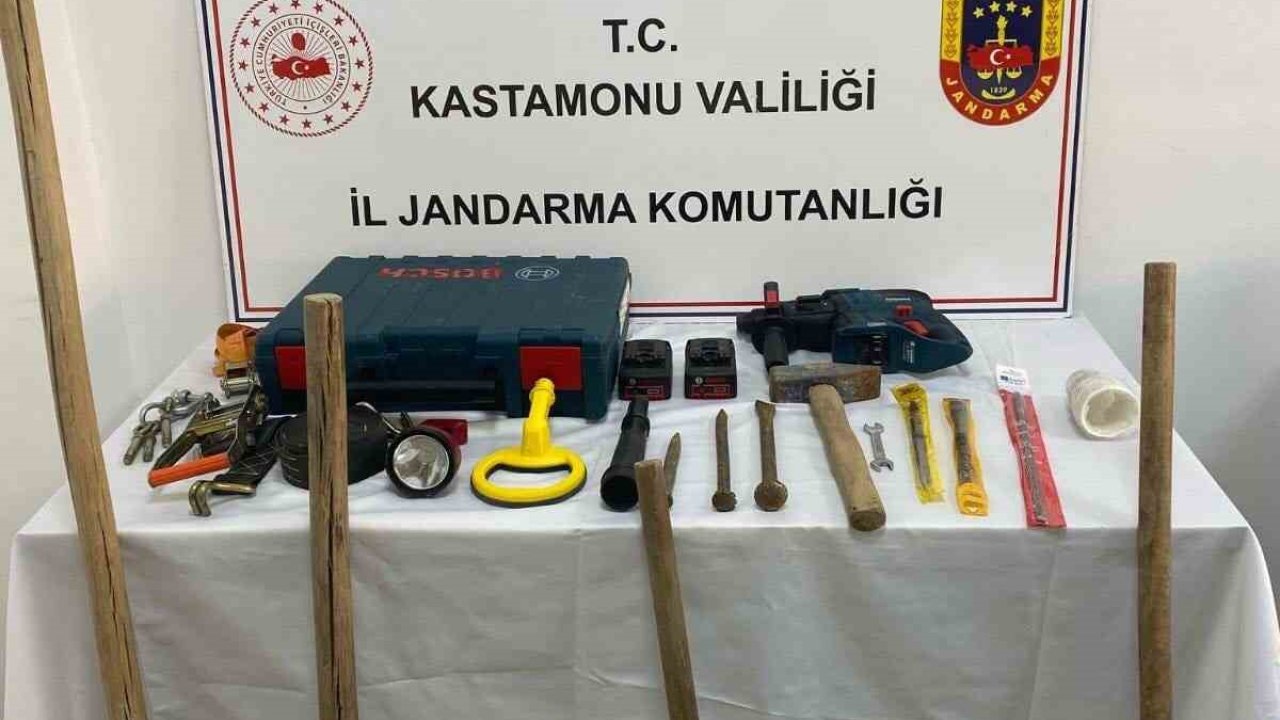 Kastamonu’da izinsiz kazı yapan şahıslara jandarmadan suçüstü