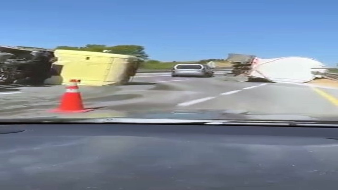 D020’de yem yüklü silobas devrildi: Yemler yola savruldu