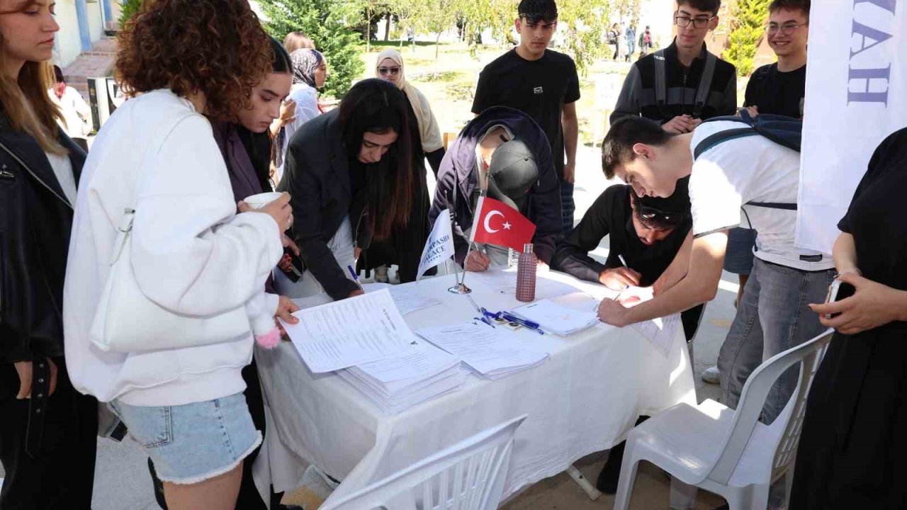 ALKÜ öğrencileri, kariyer fırsatında buluştu