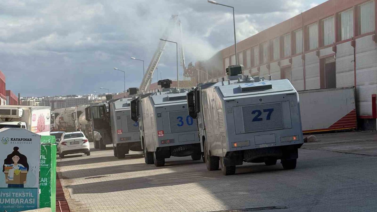 Diyarbakır’da bir fabrika deposunda çıkan ve 2 depoya daha sıçrayan yangın söndürüldü