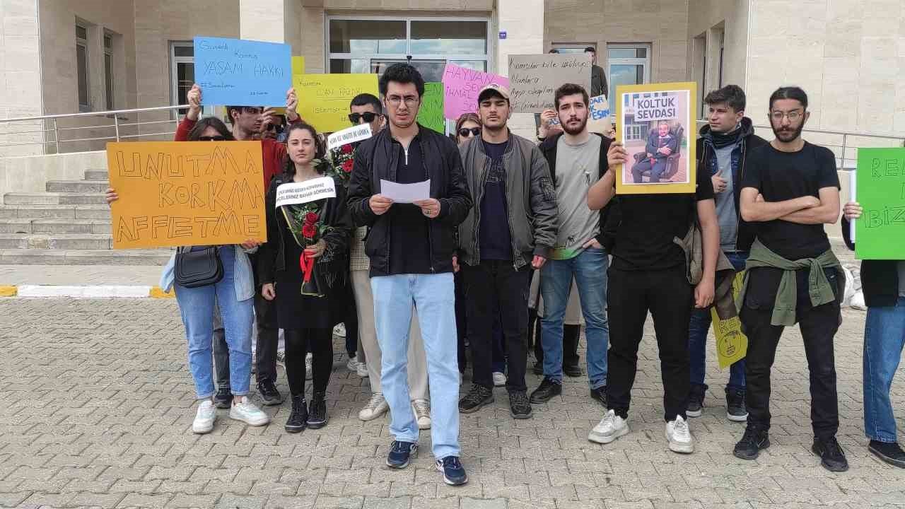 Öğrenciler ölen arkadaşları için eylem yaptı, üniversite ile ilgili yeni skandal ortaya çıktı
