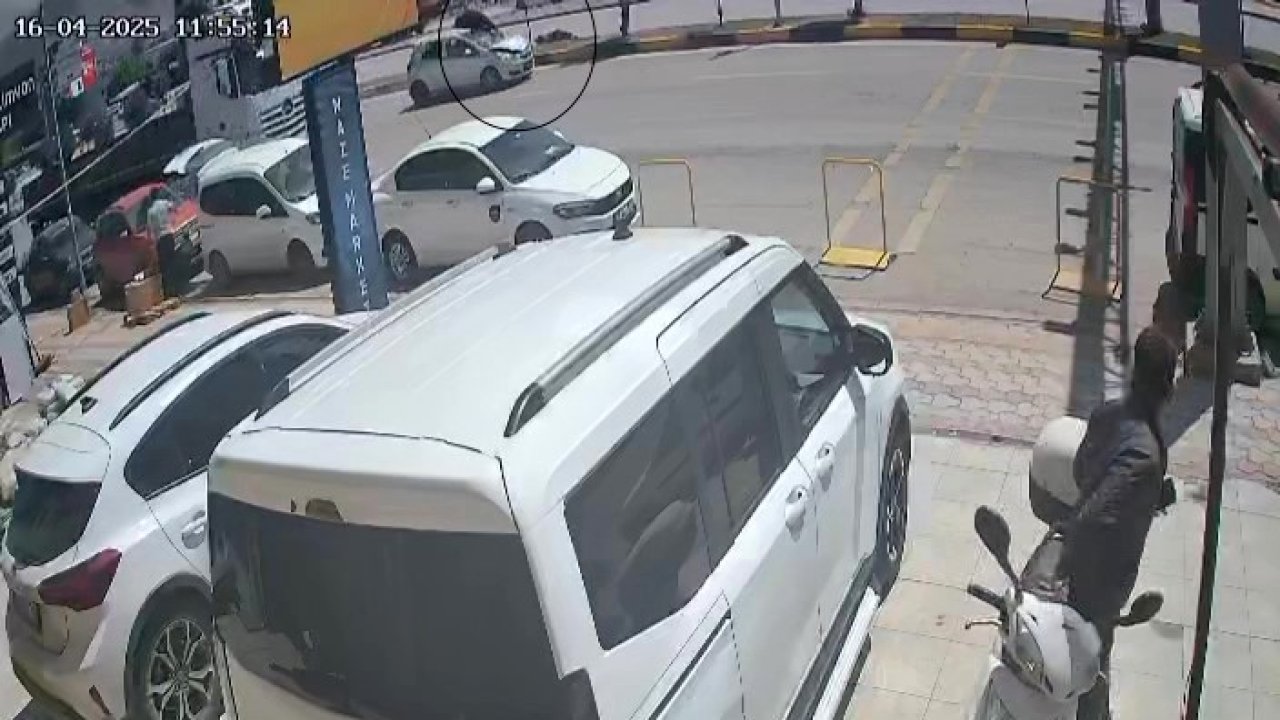 Hatay’daki ölümlü kazada 2 kadının metrelerce havaya uçtuğu anlar kamerada