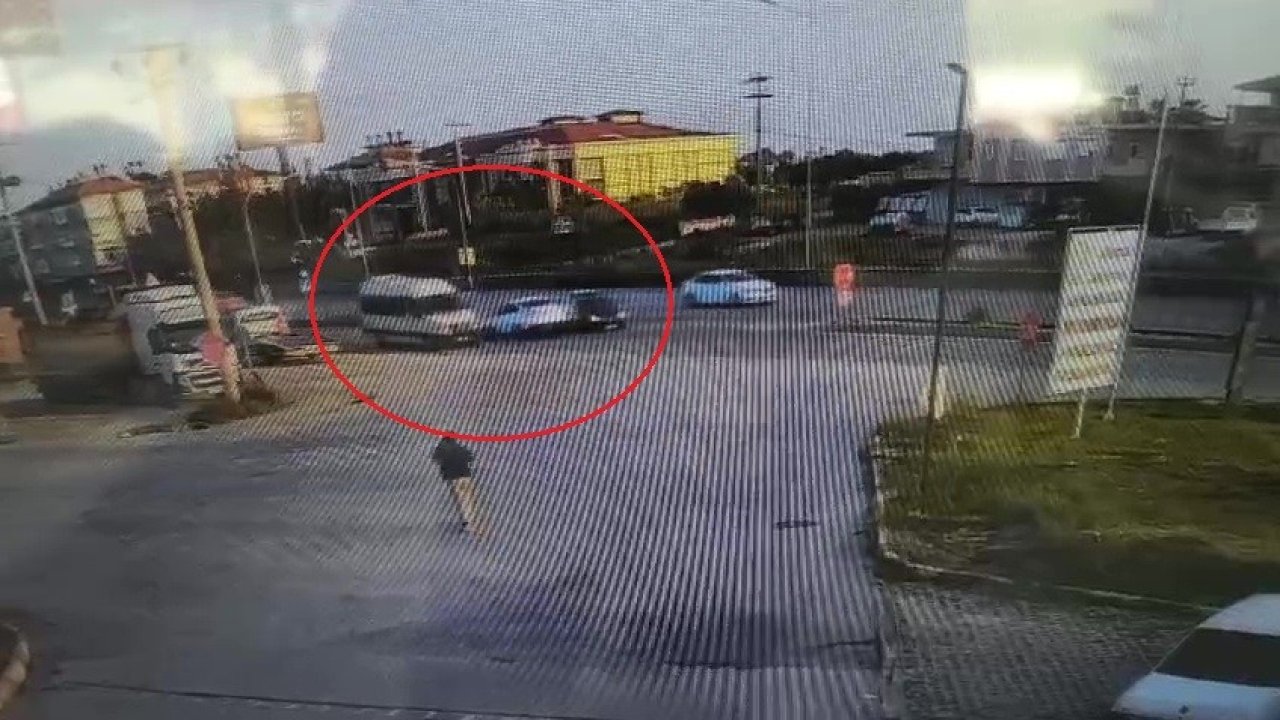 Manavgat’ta 3 aracın karıştığı kaza kamerada