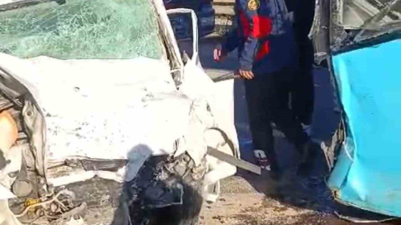 Otomobil ile belediye otobüsü çarpıştı: 1 ölü, 4 yaralı