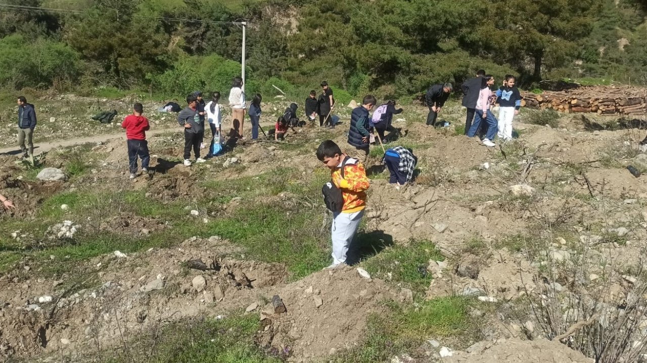 Salihli’de öğrenciler fidan dikerek geleceğe nefes oldu