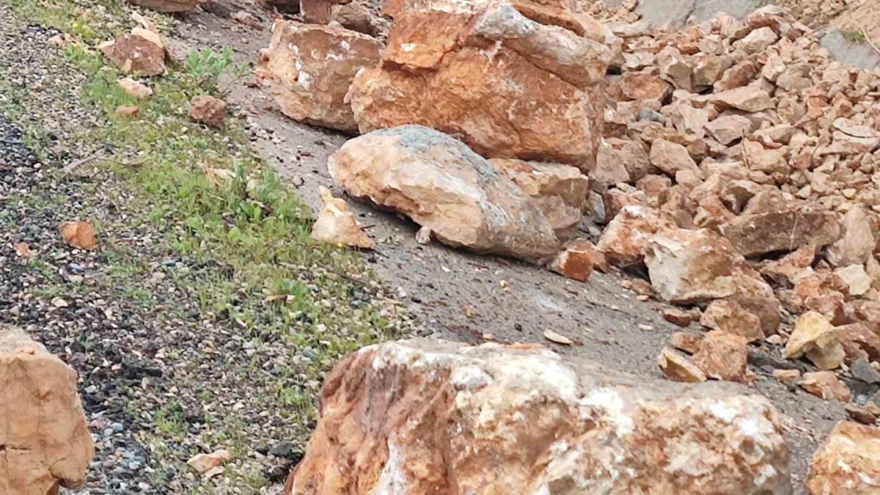 Siirt’te yamaçtan kopan kaya parçaları yola düştü