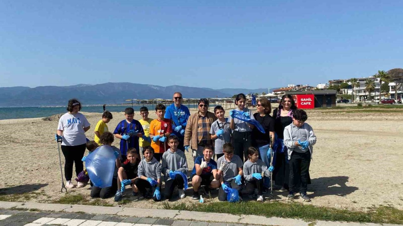 Burhaniye’de Hacı Mustafa Müdüroğlu Ortaokulu’ndan plaj temizliği