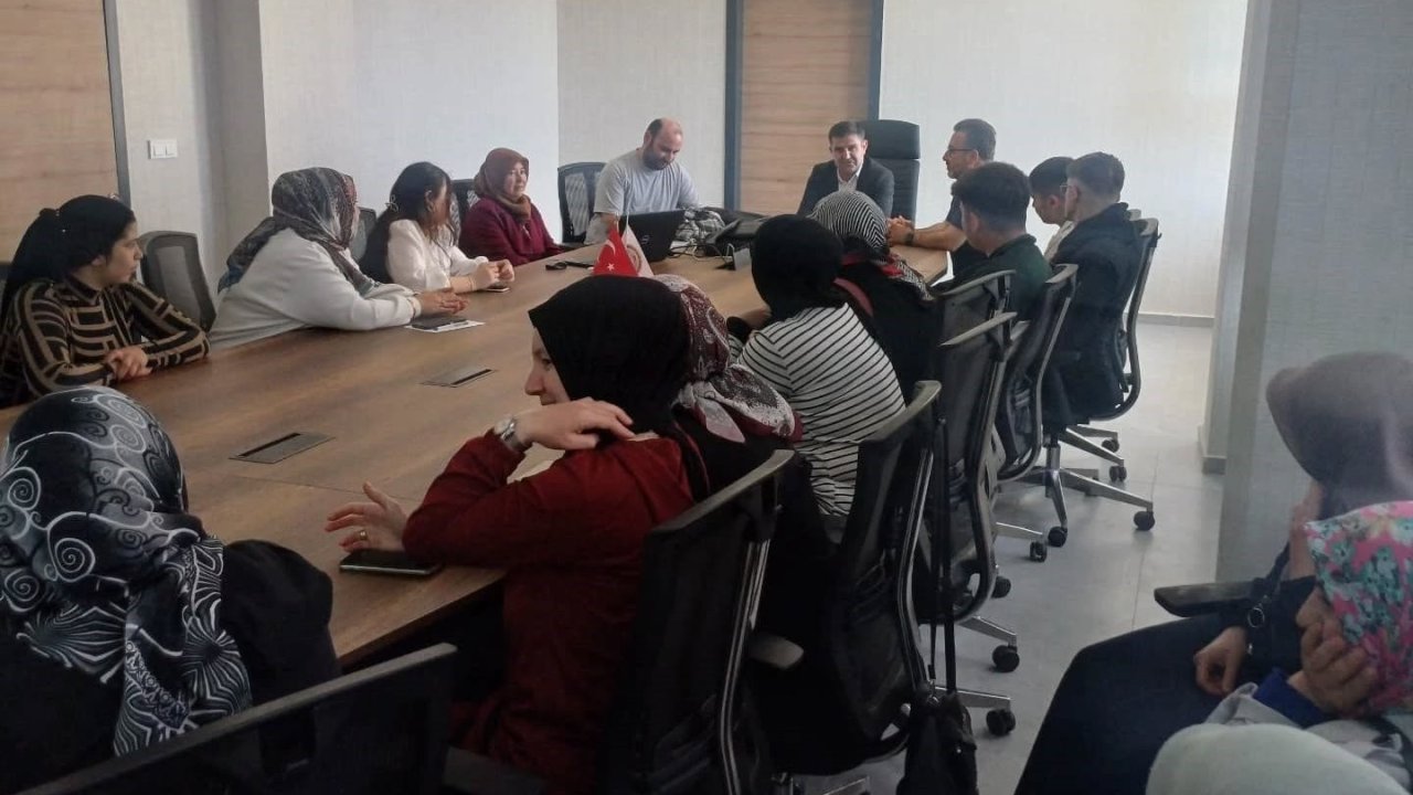 Altıntaş’ta "Ebeveyn Okulu" kursuyla aileler eğitimle buluşuyor
