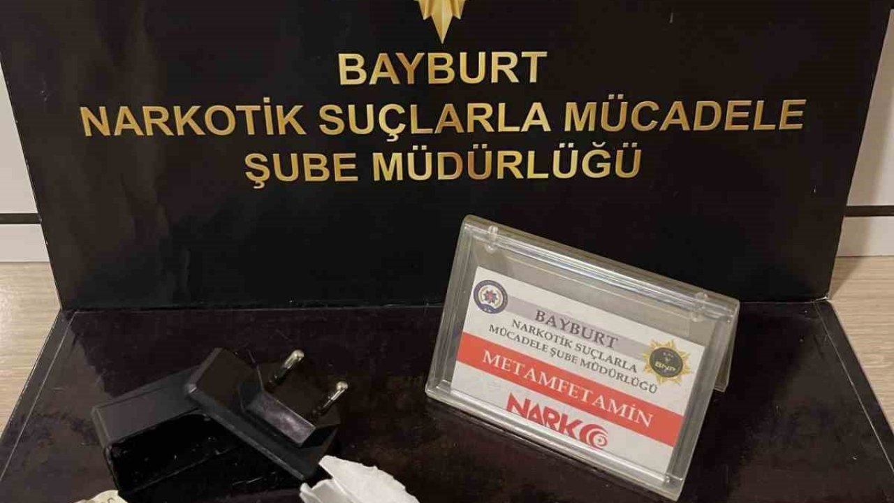 Uyuşturucu maddeyi şarj adaptörüne saklayan şüpheli yakalandı