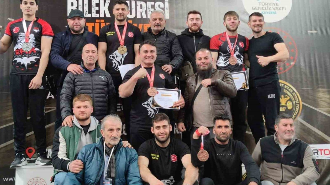 Bayburtlu bilek güreşi sporcuları madalyalarla döndü