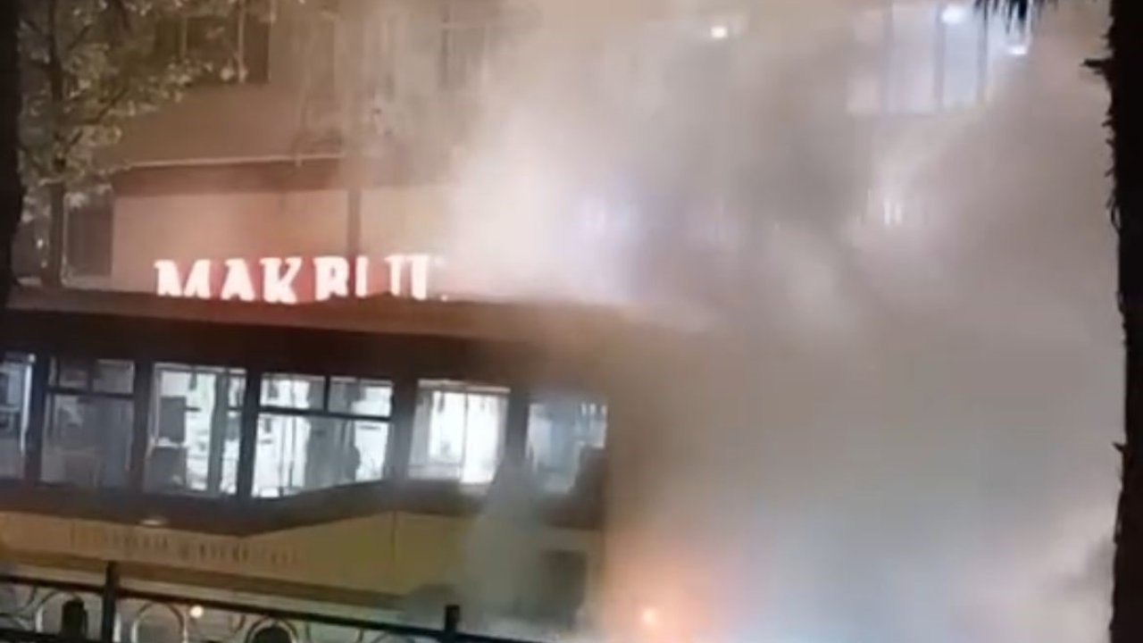 Belediye otobüsü arıza yaptı, çevreyi duman sardı