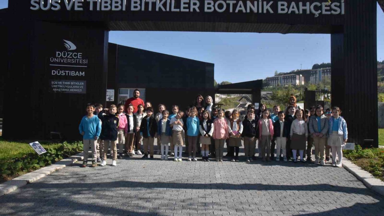 Öğrencilerinden botanik bahçesinde