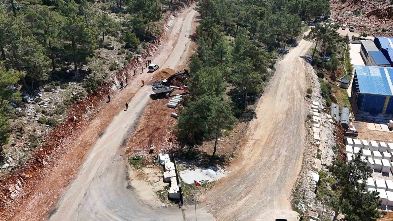 Gülnar’da yol yapım çalışmaları sürüyor
