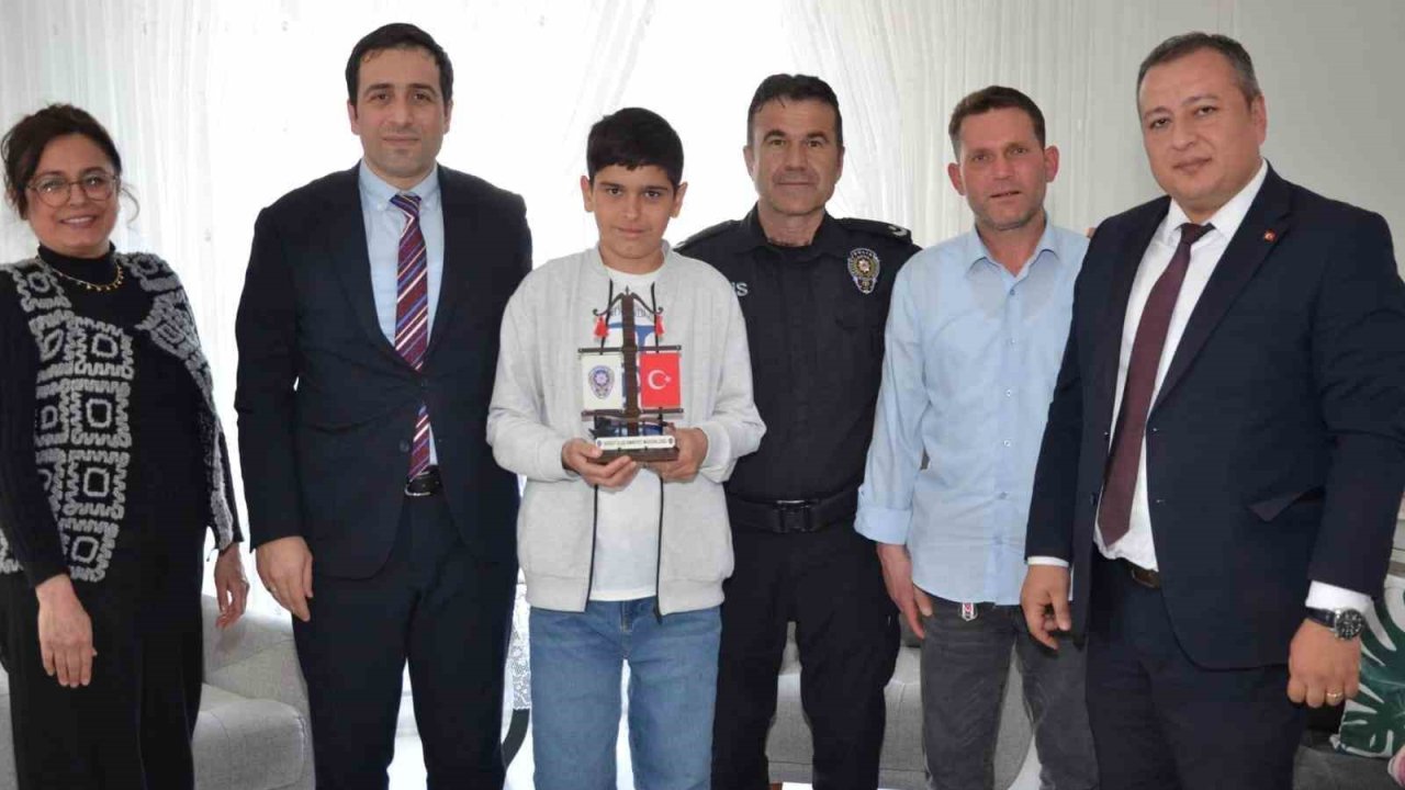 Bayrak sevdalısı kahramanı çocuğa ziyaret