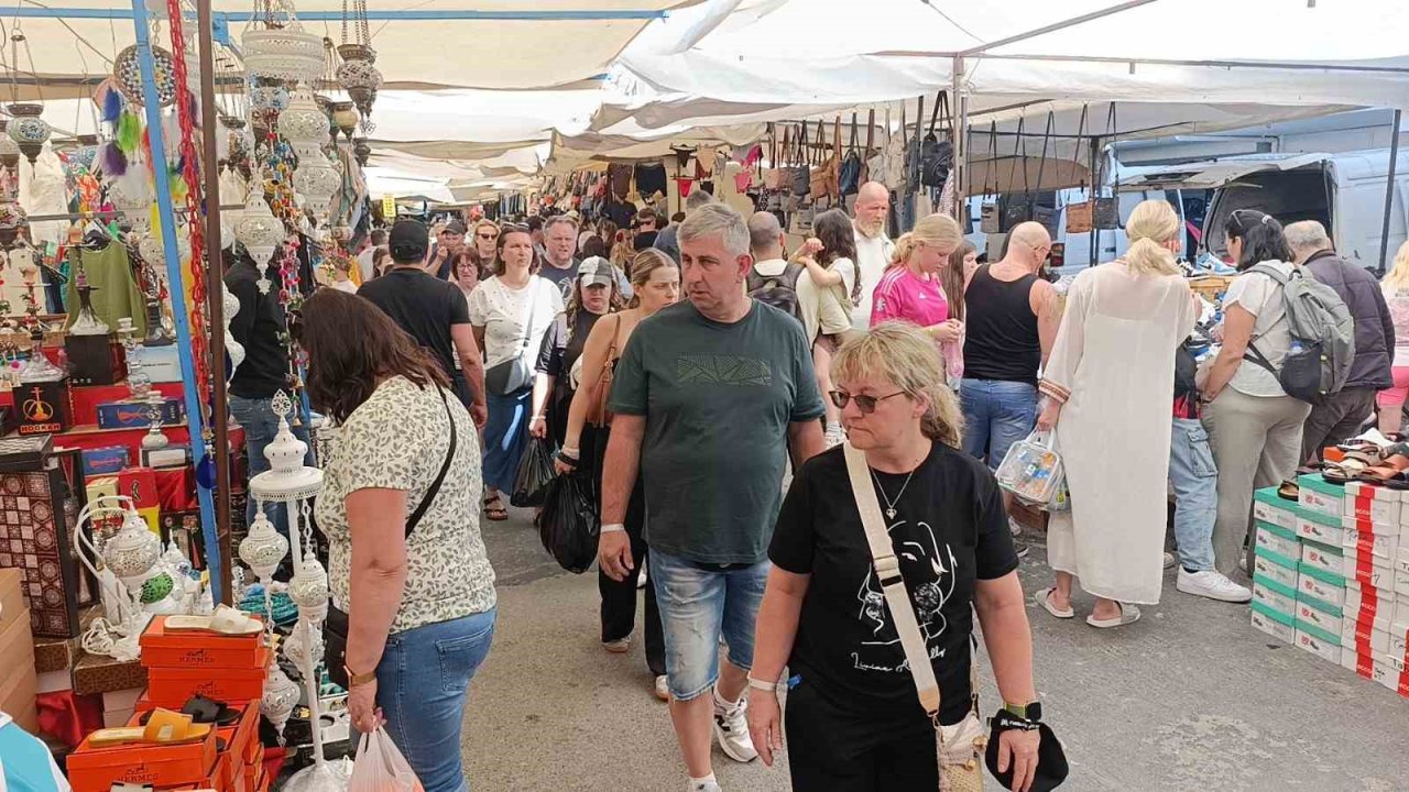 Otellerinden çıkan turistler minibüslerle akın akın bu pazara geliyor
