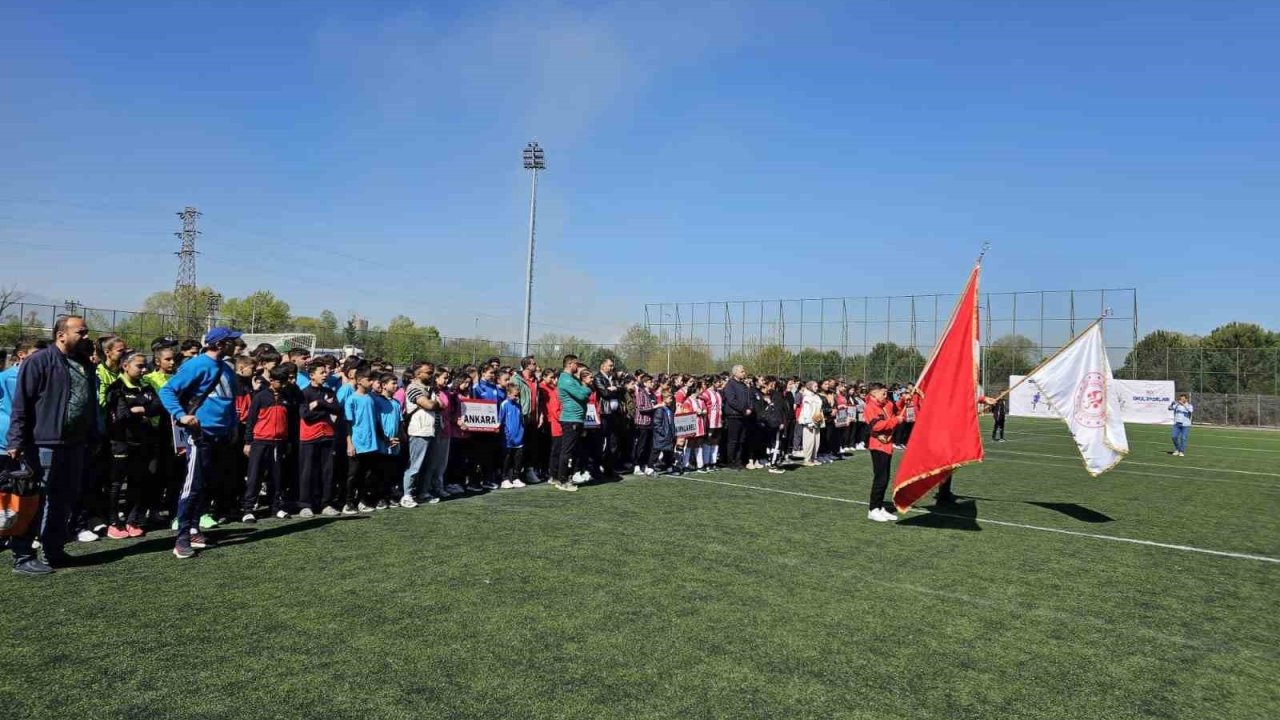 Akşemsettin Ortaokulu Çim Hokeyi Yıldız kızlar müsabakalarında Ankara’yı temsil etti