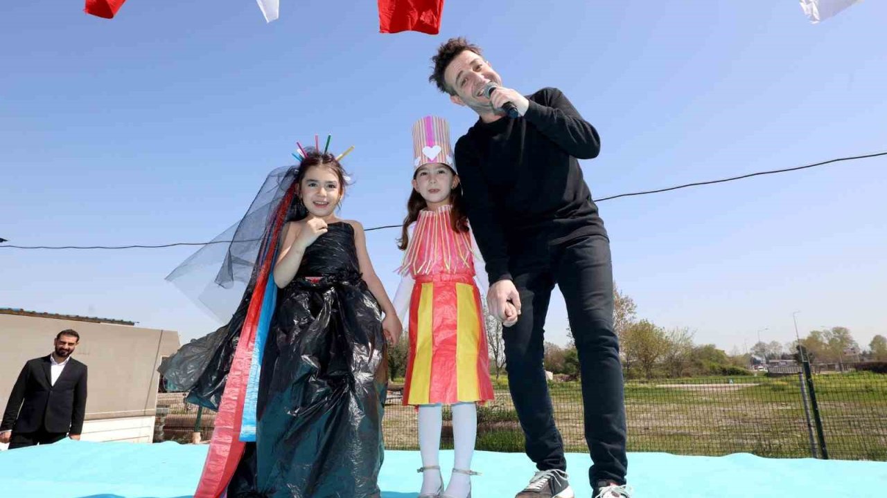 Minik öğrencilerden geri dönüşümden defilesi