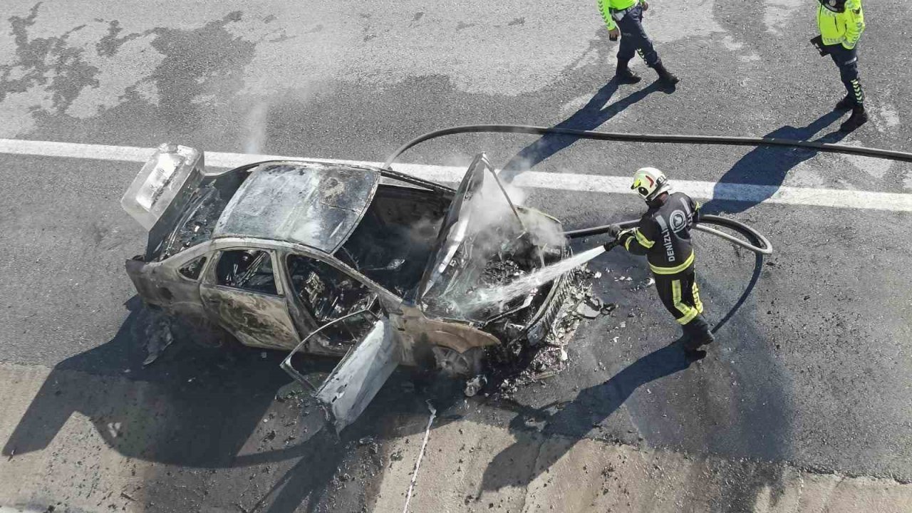 Denizli-Aydın Otoyolunda alev alan otomobil metal yığınına döndü