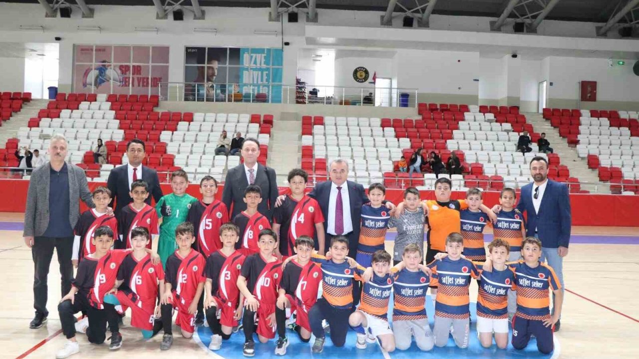 Bozüyük’te 23 Nisan Futsal Turnuvası yarı final heyecanı
